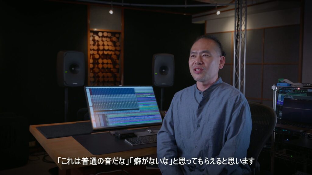 音楽制作スタジオでのインタビュー収録。人物と音響機材を生かした映像構成。
